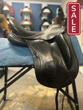 Load image into Gallery viewer, 17" Regal Monoflap Dressage Saddle