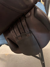 Load image into Gallery viewer, 17.5" Amerigo Close Contact Saddle-Saddle-Consignment-Evolution Equestrian Co.