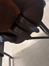 Load image into Gallery viewer, 17.5" Amerigo Close Contact Saddle-Saddle-Consignment-Evolution Equestrian Co.