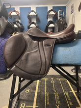 Load image into Gallery viewer, 17.5" Frank Baines Reflex Close Contact Saddle-Saddle-Consignment-Evolution Equestrian Co.