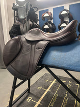 Load image into Gallery viewer, 17.5" Frank Baines Reflex Close Contact Saddle-Saddle-Consignment-Evolution Equestrian Co.