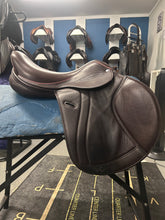 Load image into Gallery viewer, 17.5" Frank Baines Reflex Close Contact Saddle-Saddle-Consignment-Evolution Equestrian Co.