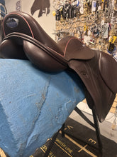 Load image into Gallery viewer, 17.5" Frank Baines Reflex Close Contact Saddle-Saddle-Consignment-Evolution Equestrian Co.