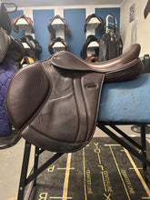 Load image into Gallery viewer, 17.5" Frank Baines Reflex Close Contact Saddle-Saddle-Consignment-Evolution Equestrian Co.