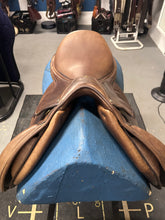 Load image into Gallery viewer, 17.5" HDR Rivella Adjustable English Saddle-Saddle-Consignment-Evolution Equestrian Co.