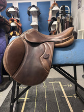 Load image into Gallery viewer, 17.5" HDR Rivella Adjustable English Saddle-Saddle-Consignment-Evolution Equestrian Co.