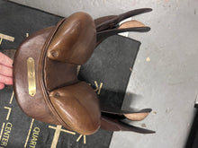 Load image into Gallery viewer, 17.5" HDR Rivella Adjustable English Saddle-Saddle-Consignment-Evolution Equestrian Co.