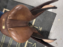 Load image into Gallery viewer, 17.5" HDR Rivella Adjustable English Saddle-Saddle-Consignment-Evolution Equestrian Co.