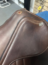 Load image into Gallery viewer, 17.5" HDR Rivella Adjustable English Saddle-Saddle-Consignment-Evolution Equestrian Co.