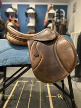 Load image into Gallery viewer, 17.5" HDR Rivella Adjustable English Saddle-Saddle-Consignment-Evolution Equestrian Co.