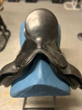 Load image into Gallery viewer, 17.5" Passier Relevant Dressage Saddle-Saddle-Consignment-Evolution Equestrian Co.