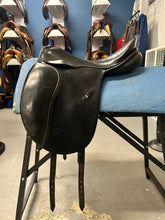Load image into Gallery viewer, 17.5" Passier Relevant Dressage Saddle-Saddle-Consignment-Evolution Equestrian Co.