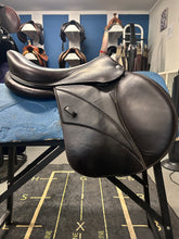 Load image into Gallery viewer, 17.5" Voltaire Blue Infinite 3AA Close Contact Saddle-Saddle-Consignment-Evolution Equestrian Co.
