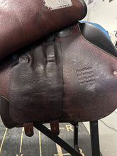Load image into Gallery viewer, 17.5" Voltaire Blue Infinite 3AA Close Contact Saddle-Saddle-Consignment-Evolution Equestrian Co.