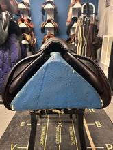 Load image into Gallery viewer, 17.5" Voltaire Blue Infinite 3AA Close Contact Saddle-Saddle-Consignment-Evolution Equestrian Co.