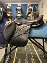 Load image into Gallery viewer, 17.5" Voltaire Blue Infinite 3AA Close Contact Saddle-Saddle-Consignment-Evolution Equestrian Co.