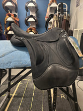 Load image into Gallery viewer, 17.5" Wintec Pro Endurance Saddle-Saddle-Consignment-Evolution Equestrian Co.