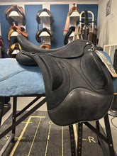 Load image into Gallery viewer, 17.5" Wintec Pro Endurance Saddle-Saddle-Consignment-Evolution Equestrian Co.