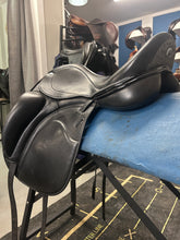Load image into Gallery viewer, 18" Frank Baines Adagio Dressage Saddle-Saddle-Consignment-Evolution Equestrian Co.