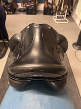 Load image into Gallery viewer, 18" Frank Baines Adagio Dressage Saddle-Saddle-Consignment-Evolution Equestrian Co.