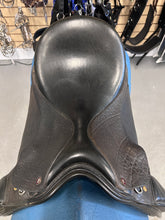 Load image into Gallery viewer, 17&quot; Lovatt &amp; Ricketts Dressage Saddle
