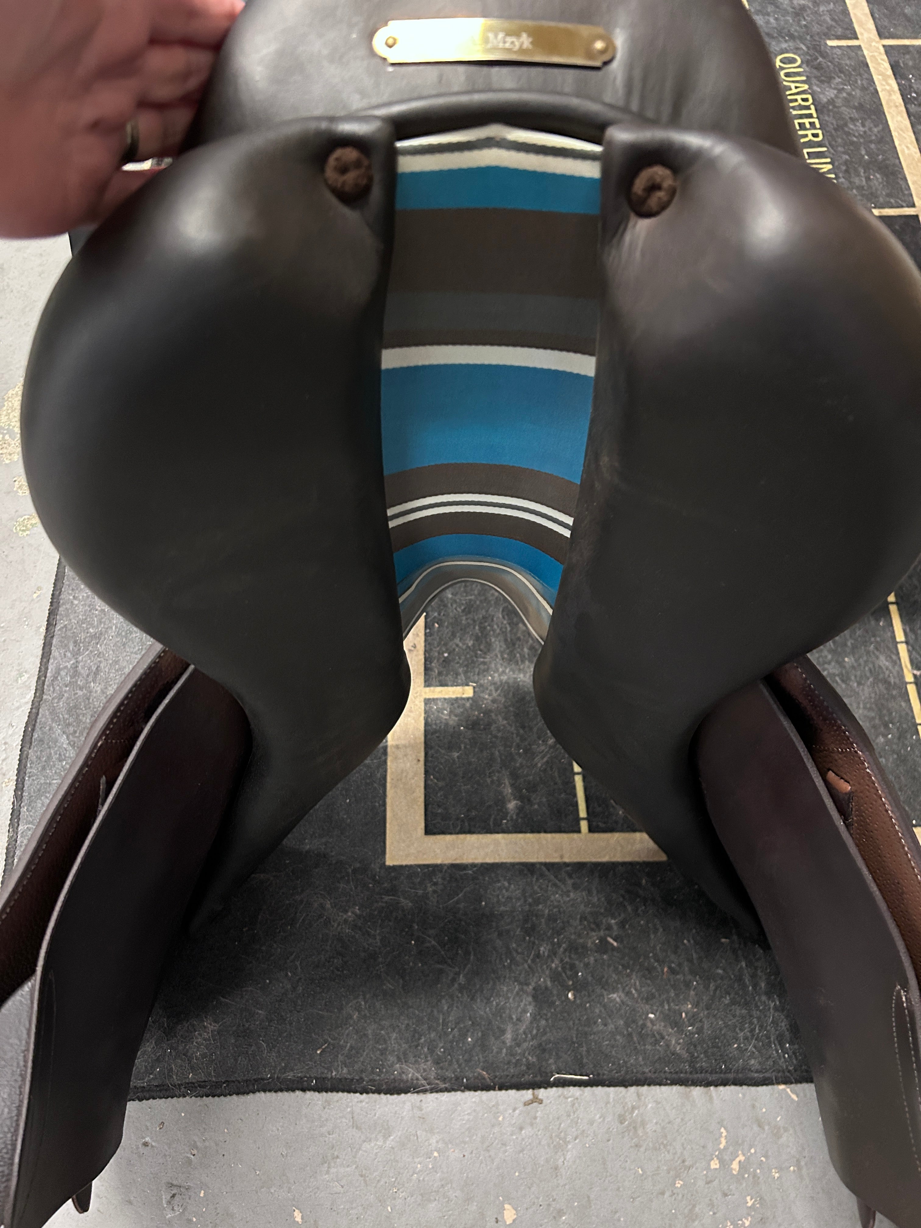 17.5" Voltaire Stuttgart 3A Close Contact Saddle