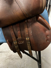 Load image into Gallery viewer, 17.5&quot; Devoucoux Biarritz Close Contact Saddle
