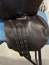 Load image into Gallery viewer, 17&quot; Frank Baines Passad English Saddle
