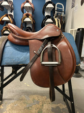 Load image into Gallery viewer, 16.5&quot; St Lourdes All Purpose English Saddle
