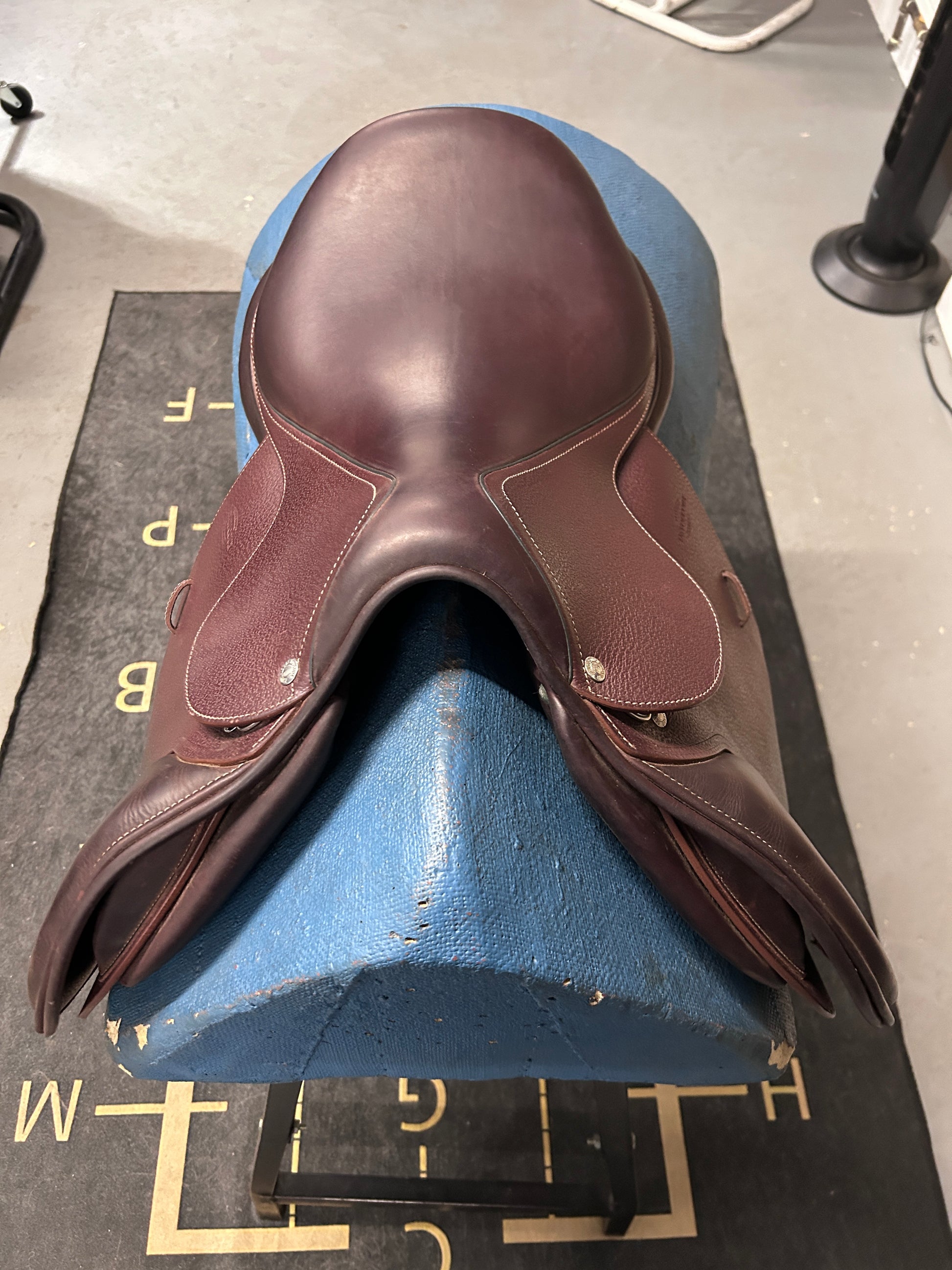 16.5" Devoucoux Biarritz O Saddle-Saddle-Consignment-Evolution Equestrian Co.