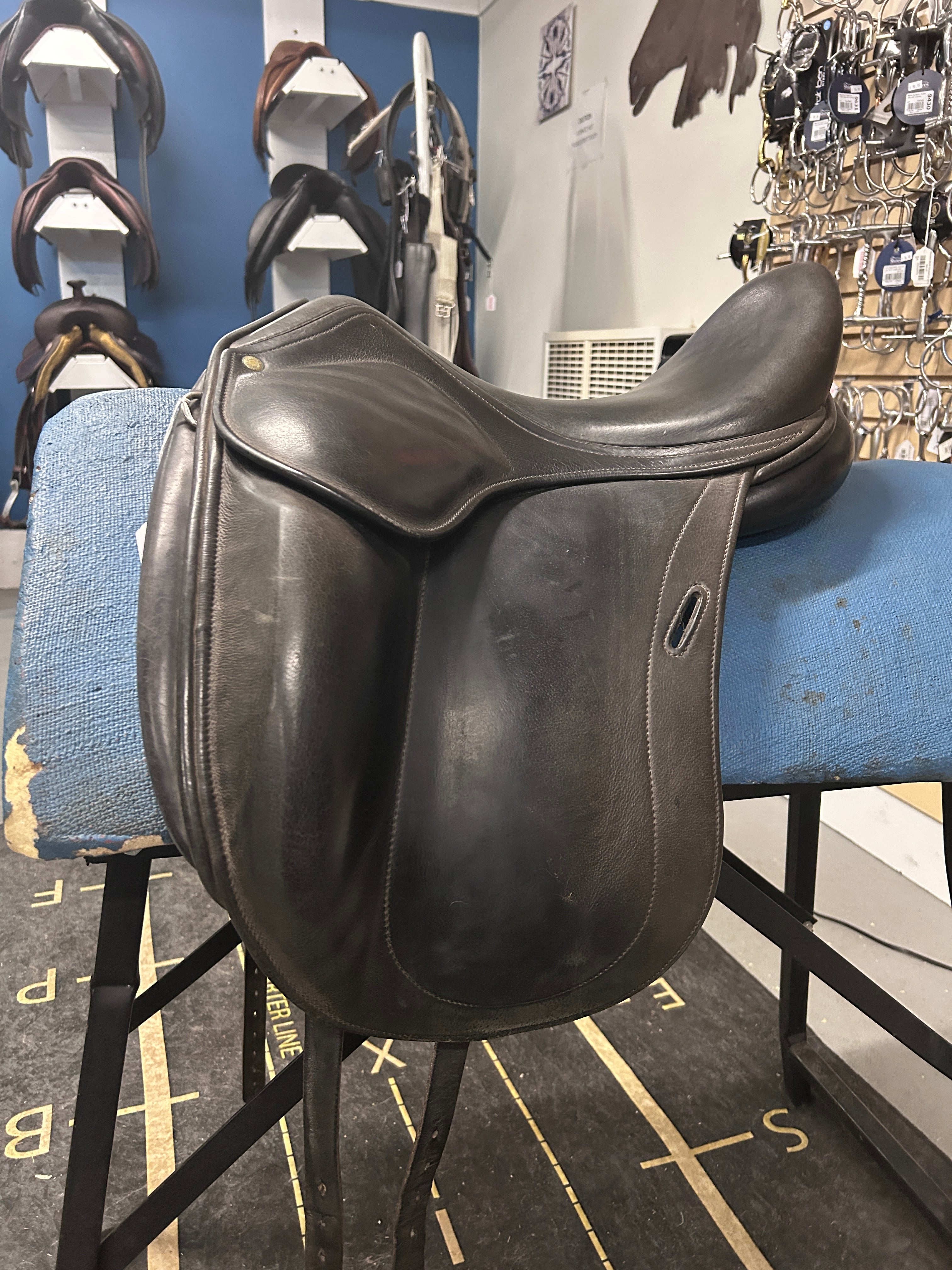 17" Childeric DAC Dressage Monoflap Saddle-Saddle-Consignment-Evolution Equestrian Co.