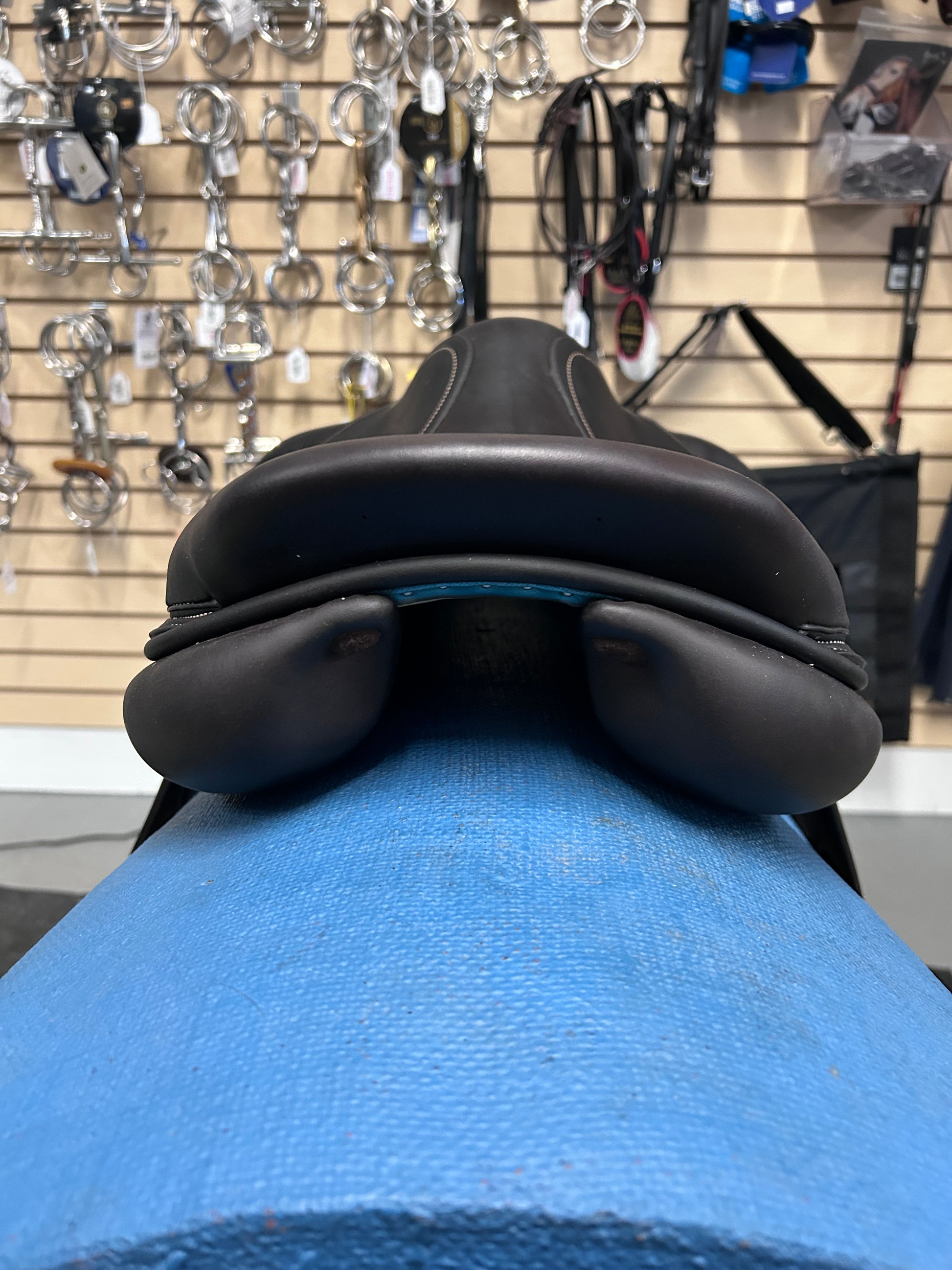 17" Voltaire Palm Beach 3AAA Close Contact Saddle-Saddle-Consignment-Evolution Equestrian Co.