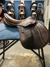 Load image into Gallery viewer, 17.5&quot; Stubben Roxanne Close Contact Saddle
