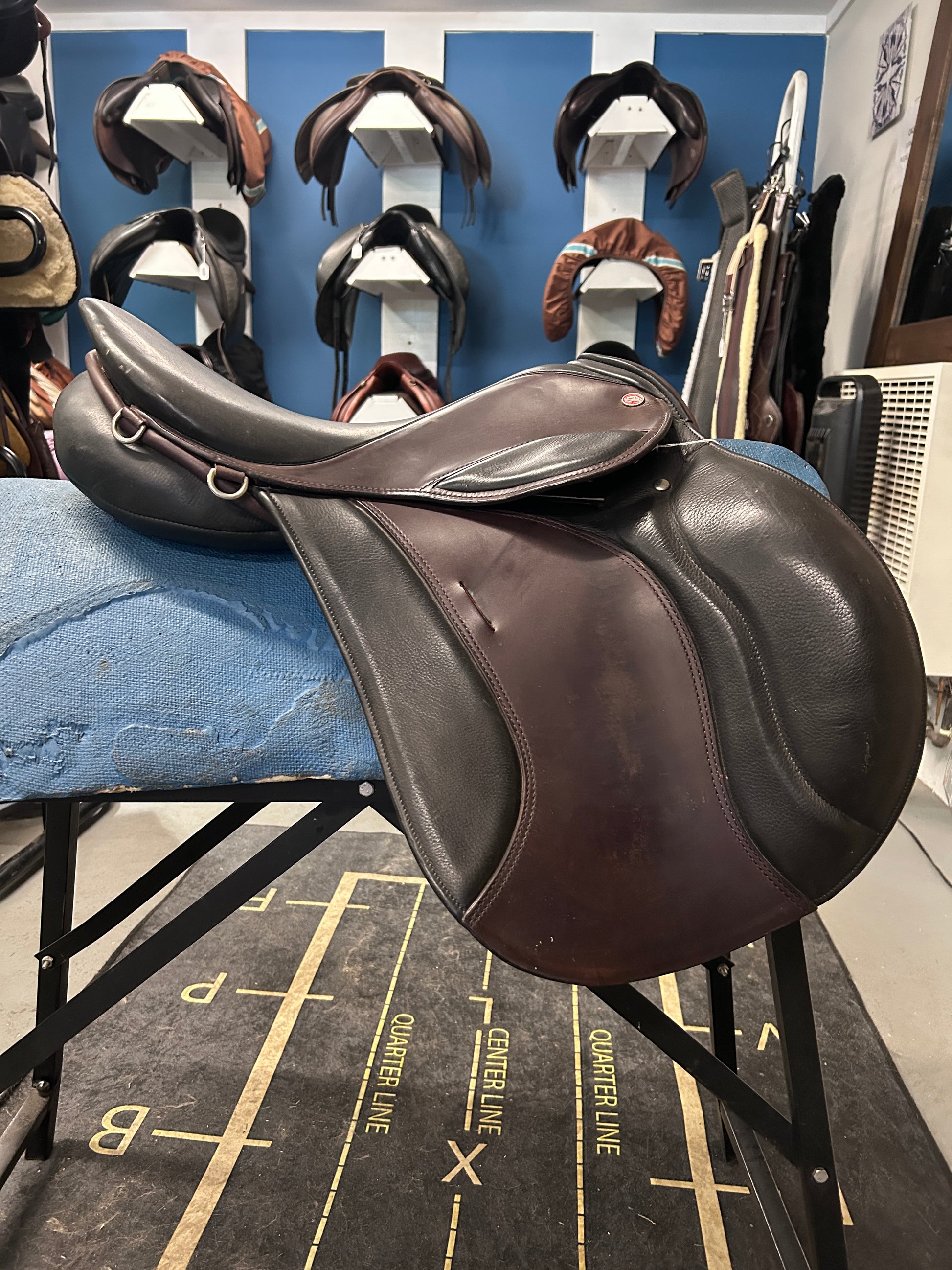 17.5" Courbette Vision Close Contact Saddle-Saddle-Consignment-Evolution Equestrian Co.