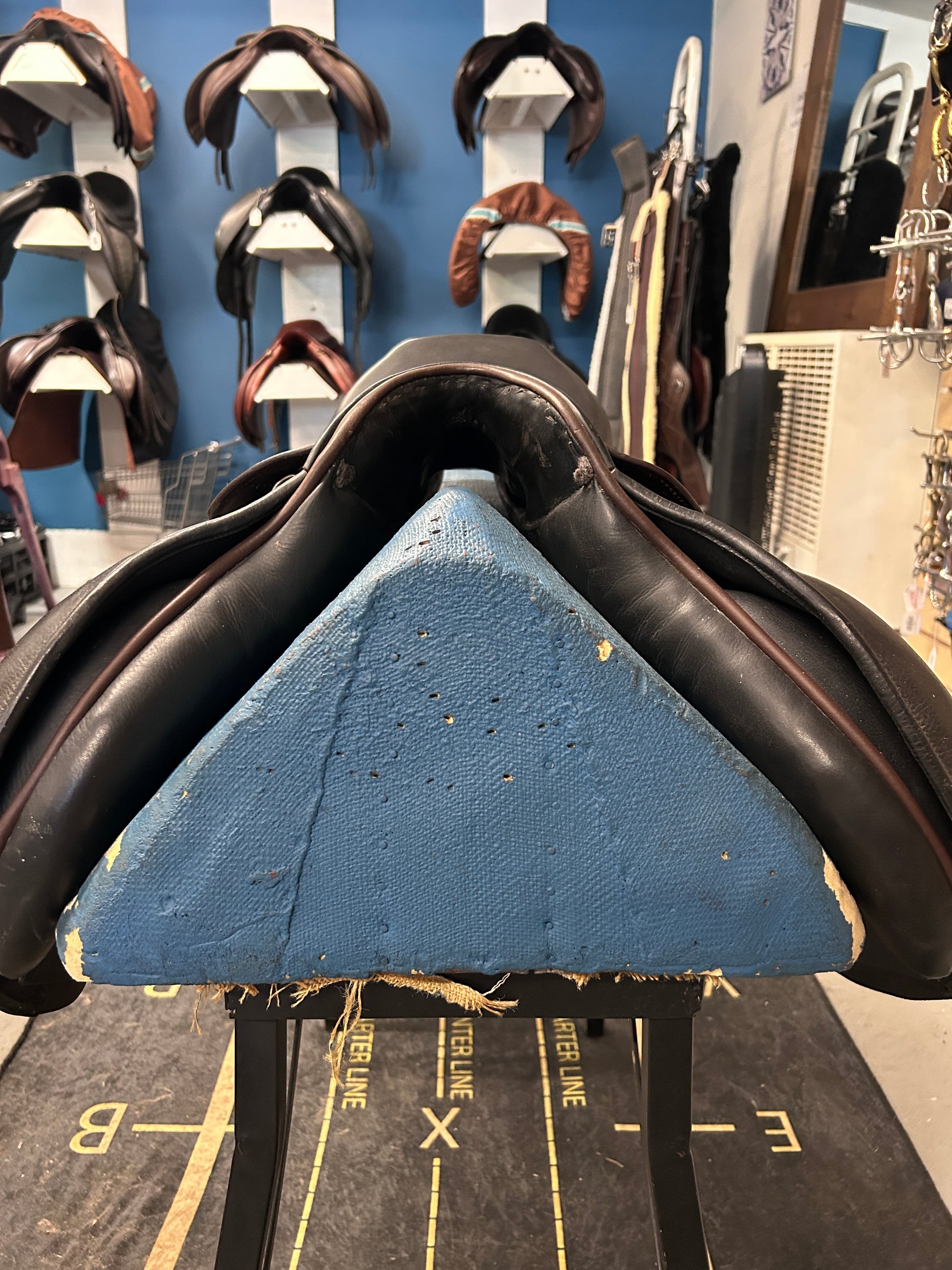 17.5" Courbette Vision Close Contact Saddle-Saddle-Consignment-Evolution Equestrian Co.