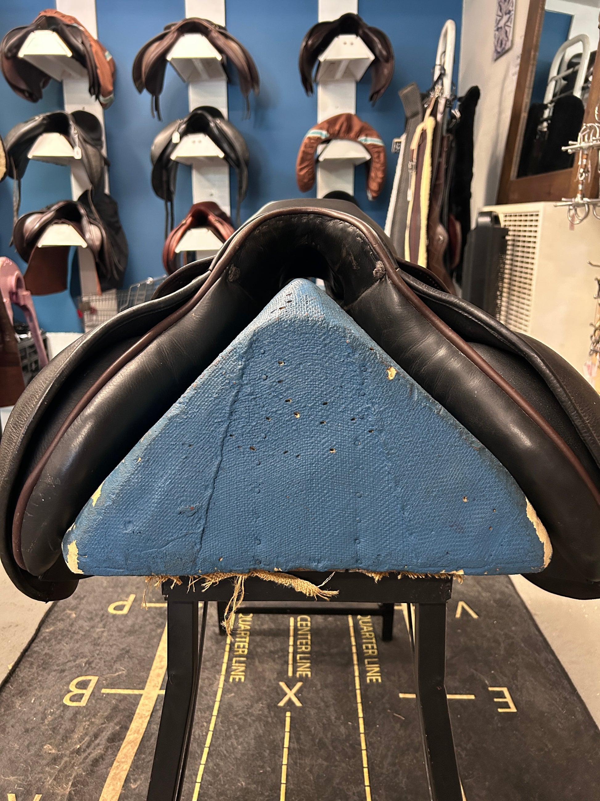 17.5" Courbette Vision Close Contact Saddle-Saddle-Consignment-Evolution Equestrian Co.