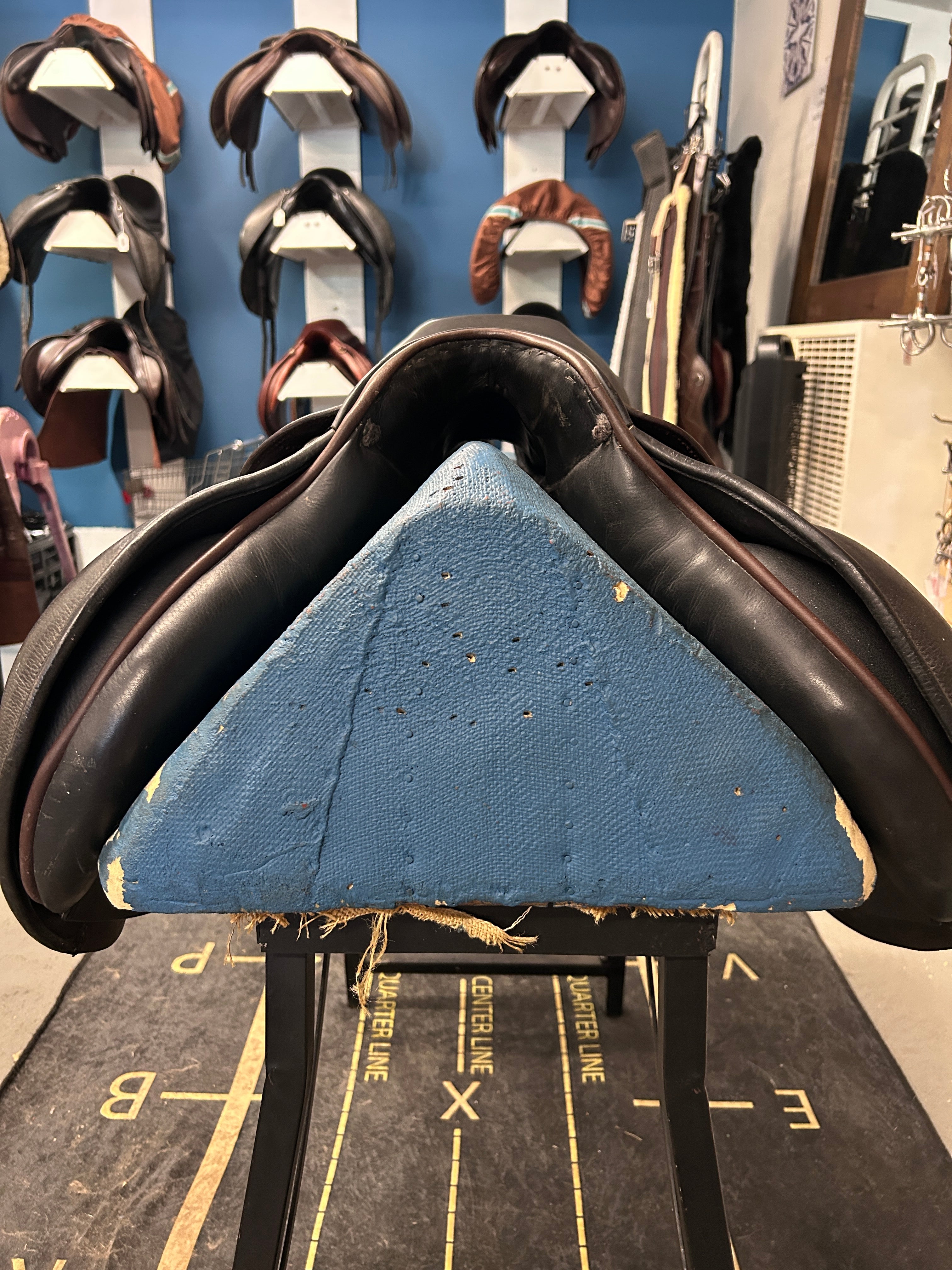 17.5" Courbette Vision Close Contact Saddle-Saddle-Consignment-Evolution Equestrian Co.