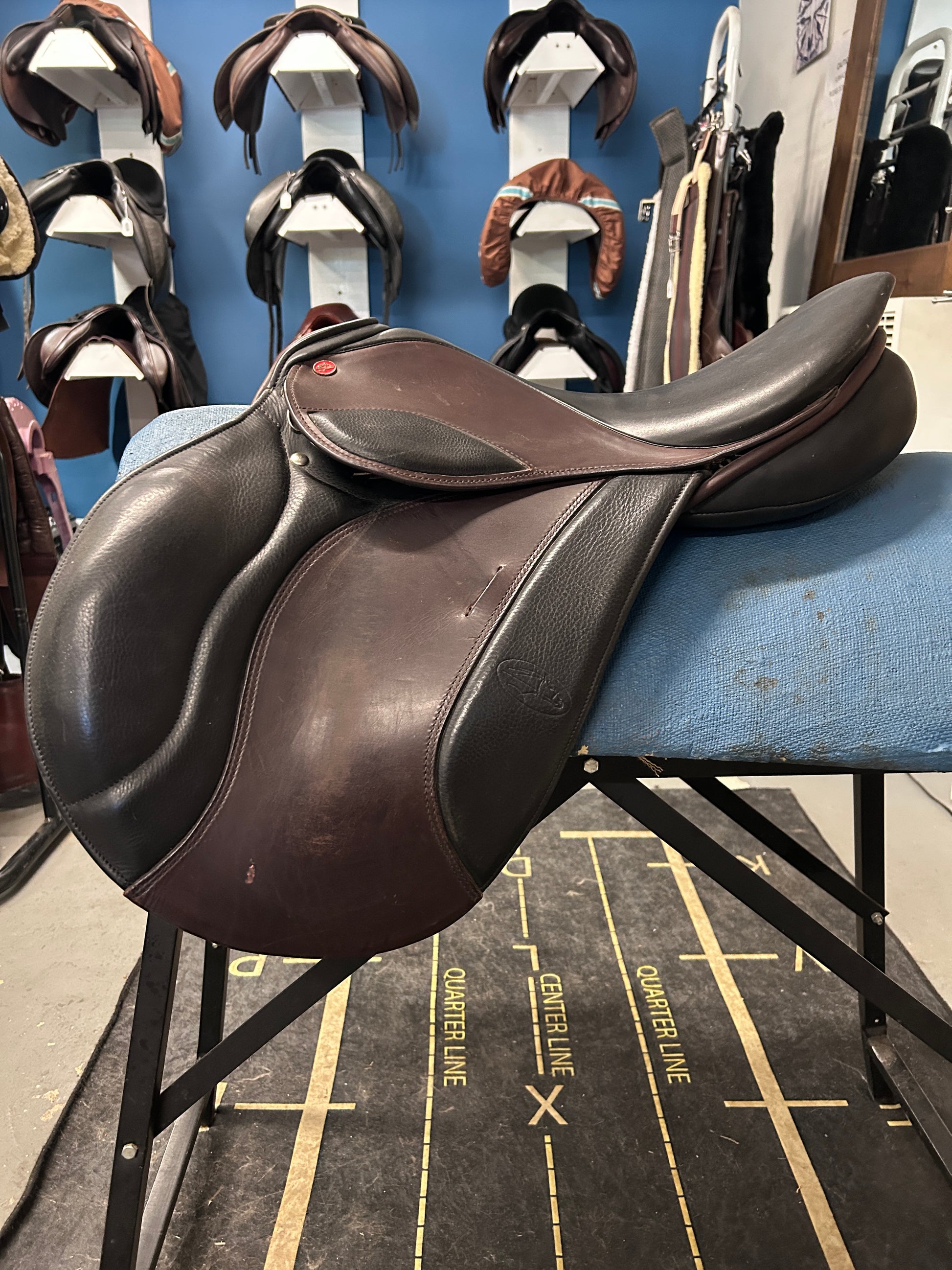 17.5" Courbette Vision Close Contact Saddle-Saddle-Consignment-Evolution Equestrian Co.