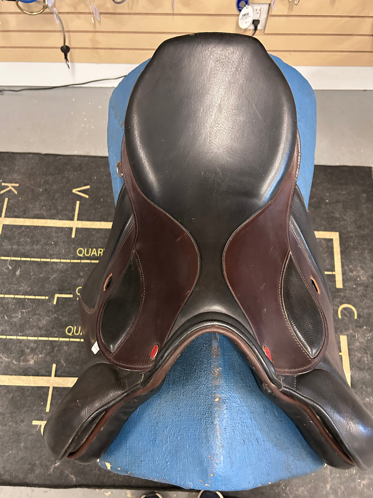 17.5" Courbette Vision Close Contact Saddle-Saddle-Consignment-Evolution Equestrian Co.