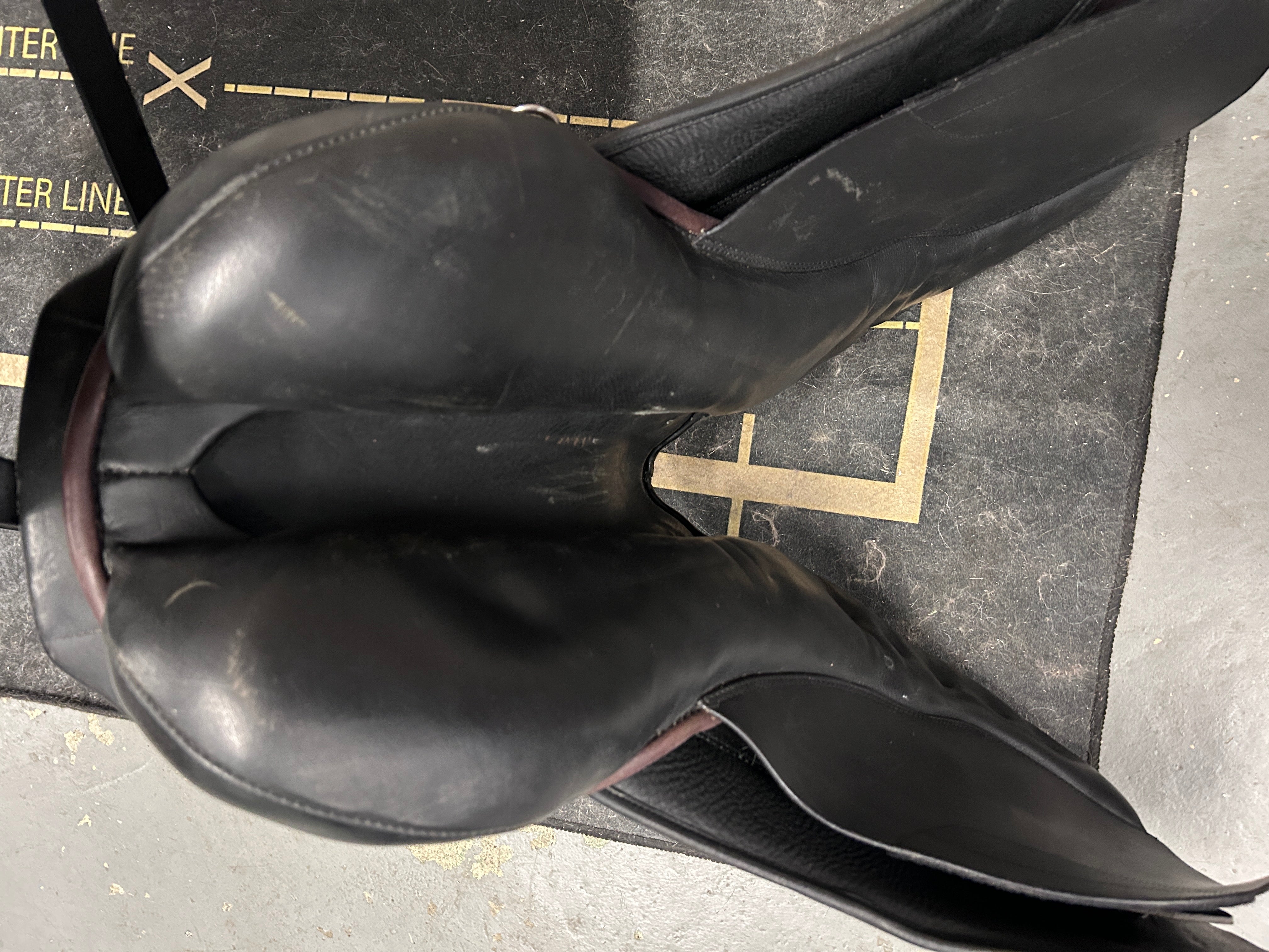 17.5" Courbette Vision Close Contact Saddle-Saddle-Consignment-Evolution Equestrian Co.