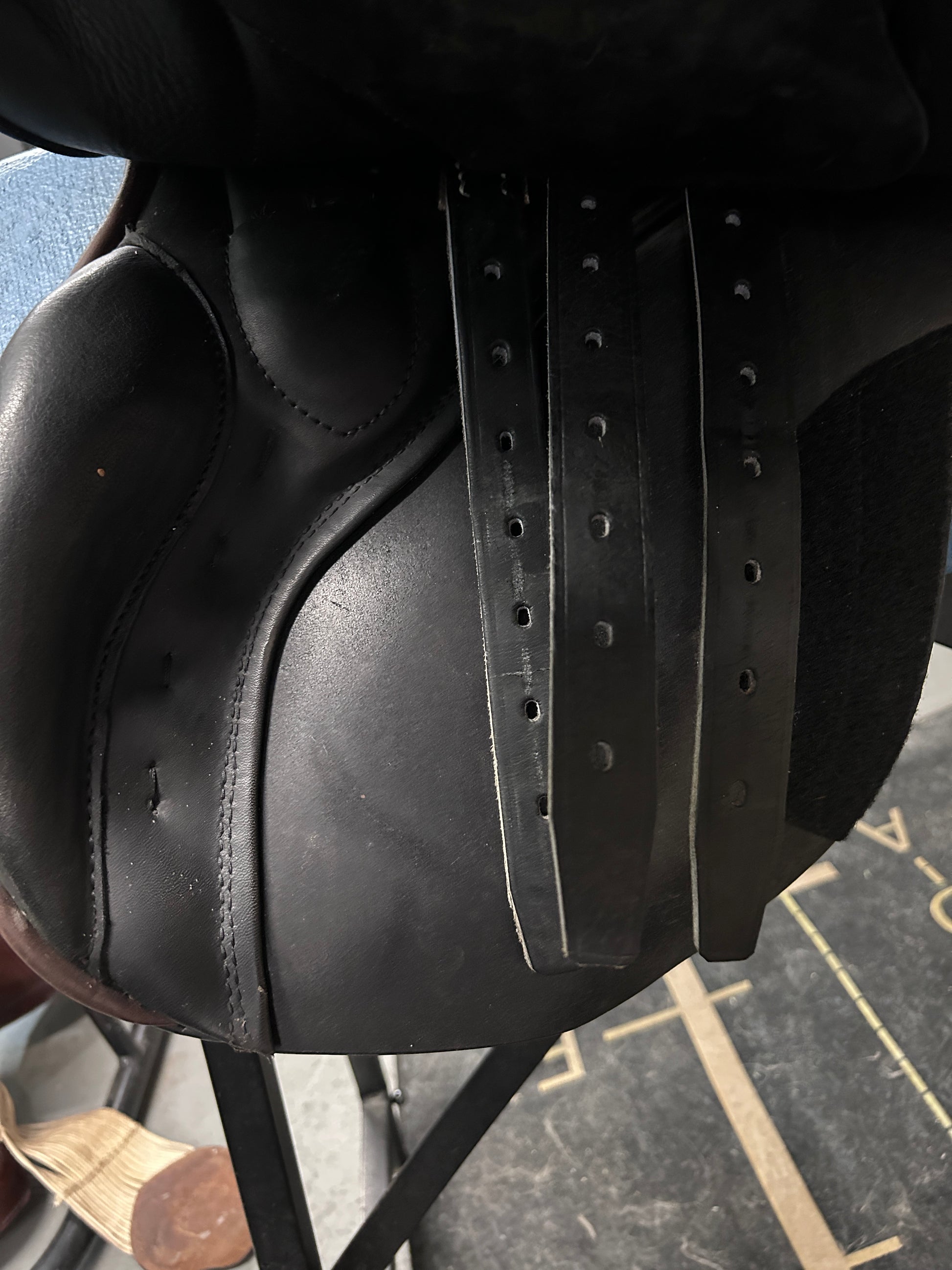 17.5" Courbette Vision Close Contact Saddle-Saddle-Consignment-Evolution Equestrian Co.