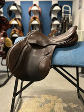 Load image into Gallery viewer, 17.5&quot; Stubben Roxanne Close Contact Saddle-Saddle-Consignment-Evolution Equestrian Co.
