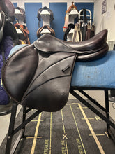 Load image into Gallery viewer, 17.5&quot; Voltaire Blue Infinite 3AA Close Contact Saddle-Saddle-Consignment-Evolution Equestrian Co.

