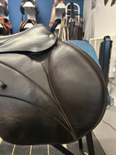 Load image into Gallery viewer, 17.5&quot; Voltaire Blue Infinite 3AA Close Contact Saddle-Saddle-Consignment-Evolution Equestrian Co.

