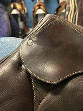 Load image into Gallery viewer, 17.5&quot; Voltaire Blue Infinite 3AA Close Contact Saddle-Saddle-Consignment-Evolution Equestrian Co.
