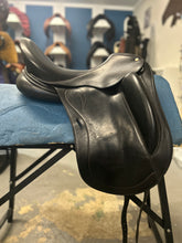 Load image into Gallery viewer, 17&quot; Regal Monoflap Dressage Saddle
