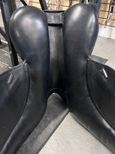 Load image into Gallery viewer, 18&quot; Frank Baines Adagio Dressage Saddle-Saddle-Consignment-Evolution Equestrian Co.
