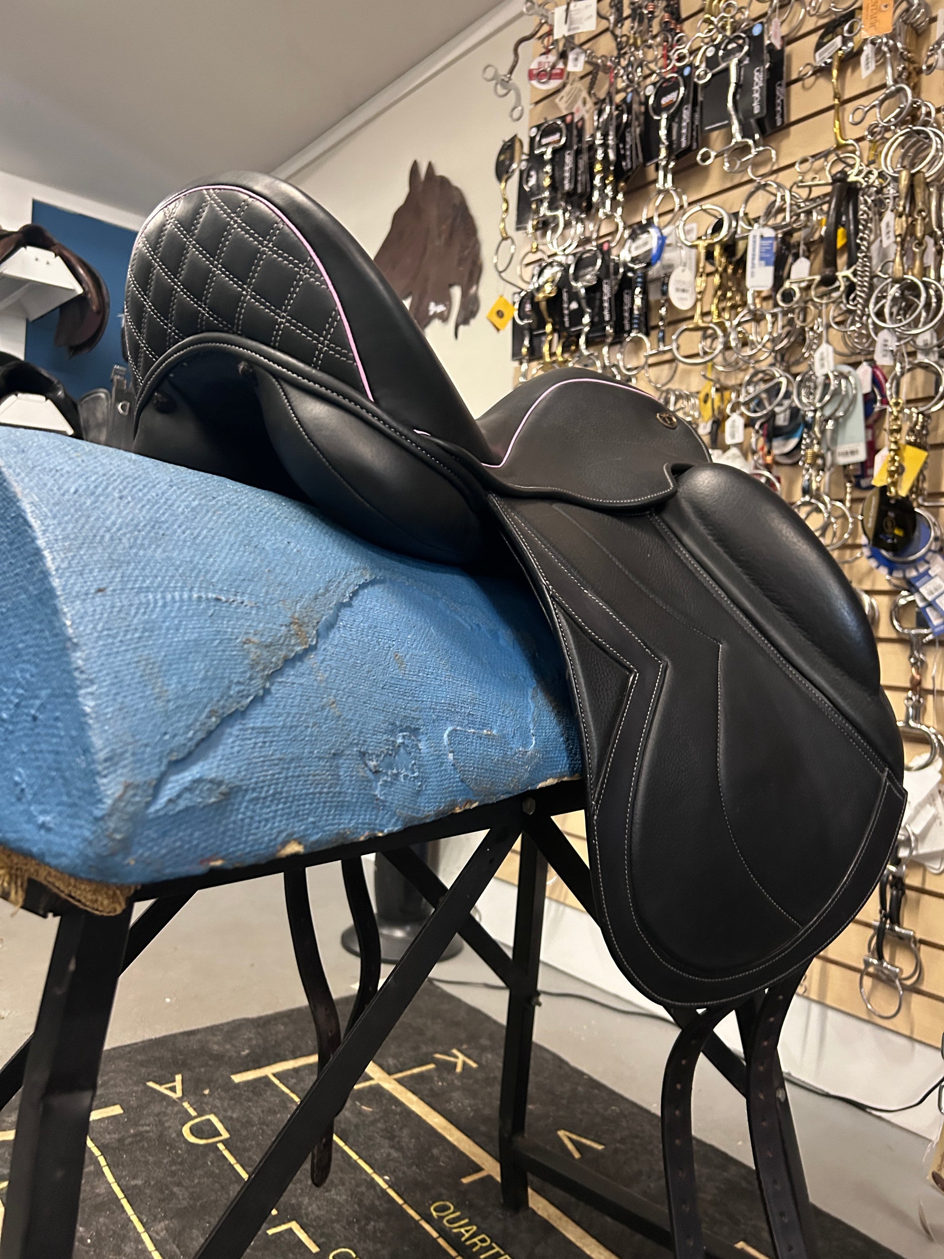 18" Lovas Legato Dressage Saddle-Saddle-Consignment-Evolution Equestrian Co.