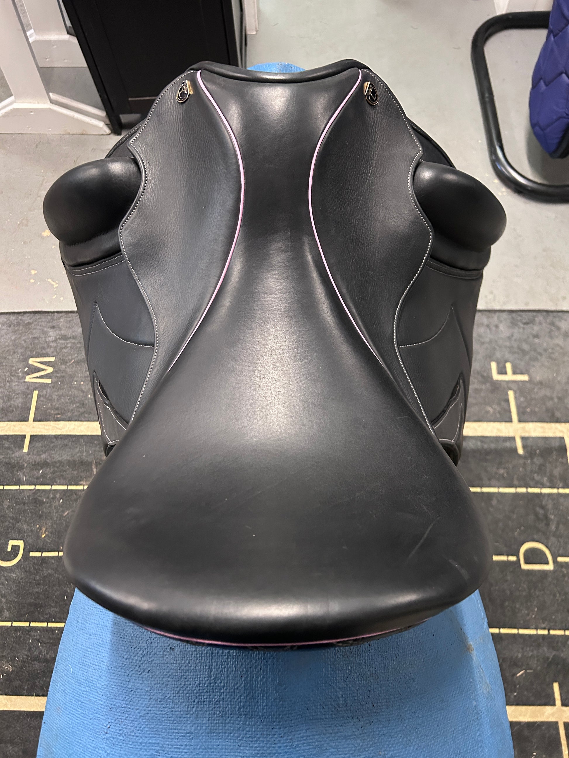 18" Lovas Legato Dressage Saddle-Saddle-Consignment-Evolution Equestrian Co.