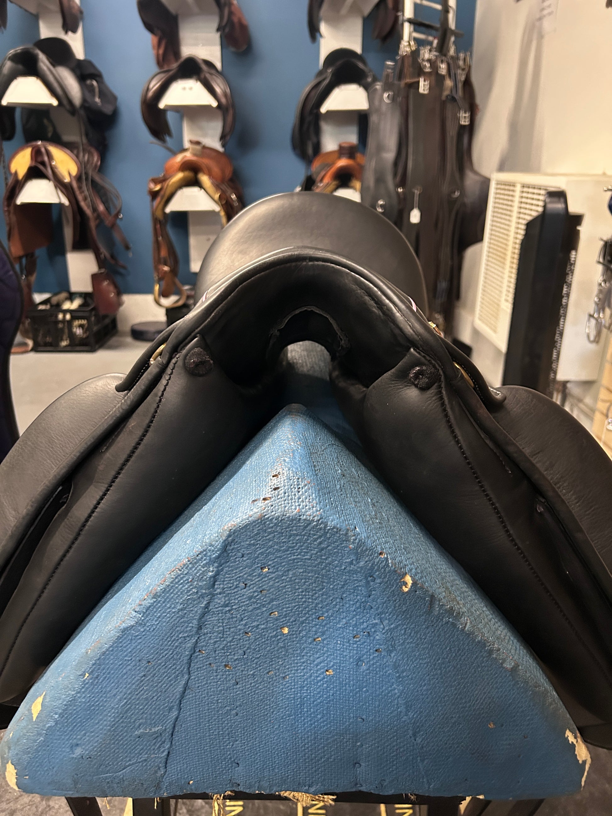 18" Lovas Legato Dressage Saddle-Saddle-Consignment-Evolution Equestrian Co.